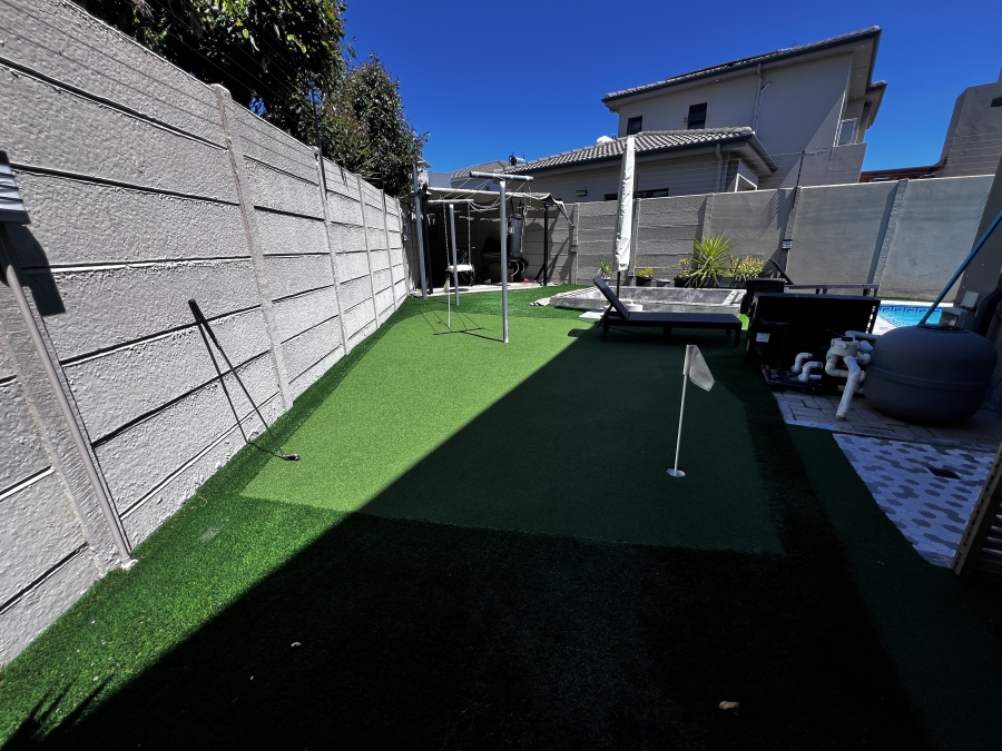 To Let 5 Bedroom Property for Rent in Parklands North Western Cape
